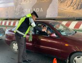 صور.. رجال المرور يوزعون كتيبات توعية ضد الحوادث على الطرق فى عيد الشرطة