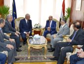 محافظ أسوان يهنئ مدير الأمن بعيد الشرطة الـ 68.. صور