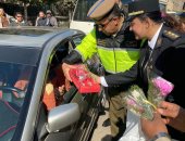 صور.. إدارة مرور الشرقية توزع 600 شنطة مرور هدية للمواطنين فى عيد الشرطة