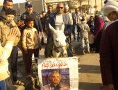 أهالى الدويقة يدهسون صور مذيعى الإخوان بالأحذية فى عيد الشرطة..فيديو وصور