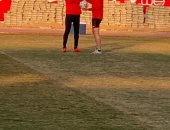 شاهد.. جلسة مطولة بين فايلر وشريف إكرامي فى مران الأهلى