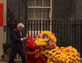 رئيس وزراء بريطانيا يحتفل برأس السنة القمرية مع تنينين.. فيديو