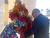 محافظ قنا يضع إكليلا من الزهور على النصب التذكارى للجندى المجهول .. صور