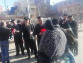 صور.. الشرطة توزع الورود والأعلام على المواطنين وقائدى السيارات بشوارع الغربية
