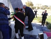 محافظ الوادى الجديد يضع أكليل الزهور على النصب التذكارى للشهداء فى ذكرى عيد الشرطة