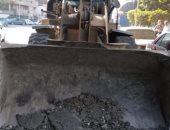 استجابة لسيبها علينا.. إزالة أحجار ومطب عشوائى في العجوزة (صور)