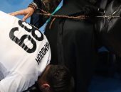 صور.. محمد ممدوح هاشم يقبل قدم والدته بعد فوز منتخب اليد بكأس أمم أفريقيا