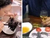 فئران حية على مائدة عشاء رجل صينى ومواطنة تتناول خفاشا.. فيديو وصور