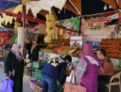 صور.. إقبال كبير على منافذ كلنا واحد لشراء السلع والخضر والفاكهة بالغربية