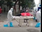 شاهد.. نقل مصاب بفيروس كورونا بمدينة ووهان الصينية إلى المستشفى