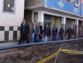 صور.. تركيب 10 أكشاك كهرباء و200 كشاف إنارة ضمن تطوير قرية شيبة فى المنيا