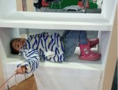 لقطات طريفة فى معرض الكتاب.. سيدة تحمل شنطة سفر وطفلة تنام على الرف