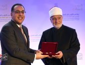 رئيس الوزراء يكرم زقزوق وواصل تقديرًا لجهودهما فى نشر الفكر الوسطى