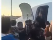 شاهد.. إجلاء ركاب إيرانيين من طائرة بعد خروجها عن المدرج بمطار "ماهشهر"
