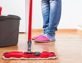 4 خطوات لتنظيف الأرضيات الخشبية بأمان والحصول على لمعان مثالى