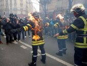 صور.. المئات من رجال الإطفاء يتظاهرون فى فرنسا لتحسين أحوال العمل