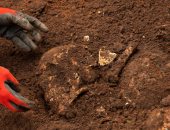 خبراء الآثار يحاولون حل لغز مقبرة جماعية تعود للعصر الأنجلو ساكسونى ببريطانيا