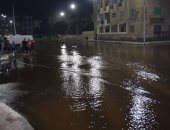 انفجار لأحد خطوط مياه الشرب بمنطقة الجامعة فى سوهاج.. وسيارات لشفط المياه