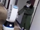 روبوتات تقدم وجبات وتغنى للمحتجزين بأحد فنادق الحجر الصحى فى الصين.. فيديو