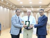 جامعة أسوان تستقبل الدكتور حسام موافى رائد طب الباطنة فى الوطن العربى