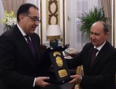 صور.. رئيس الوزراء يهدى درع تكريم لوزير الصناعة السابق