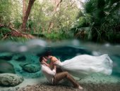 عروسان يلتقطان صورة ساحرة تحت الماء بملابس الزفاف..  اعرف كواليسها