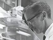 10 معلومات عن عالم الكيمياء روبرت هولى.. اعرف سبب حصوله على جائزة نوبل