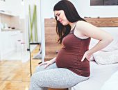 5 نصائح للتعامل مع ألم الظهر أثناء الحمل.. منها حزام داعم للبطن