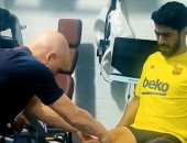 سواريز يواصل التأهيل بعد جراحة الركبة للعودة سريعا إلى برشلونة.. فيديو