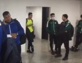 شاهد.. "كمامة" و"موبايل" فى وصول بعثة المصرى إلى نيجيريا بسبب كورونا