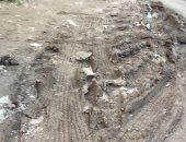 قارئ يشكو من انتشار القمامة وتهالك الطريق بشارع المركز الطبى بالبحيرة