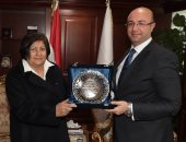 صور.. الهلال الأحمر يكرم محافظ بنى سويف ويسلمه درع العمل التطوعى