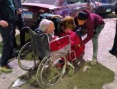فريق أطفال وكبار بلامأوى ينقذ مسناُ وينقله لدار رعاية بالقاهرة