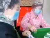 أسرة صينية تلعب "دومينو" بارتداء كمامات خوفا من كورونا.. فيديو