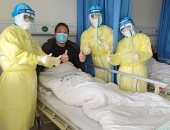 أطباء الجيش الصينى يلتقطون صورا أثناء عملهم لعلاج المصابين بفيروس كورونا الجديد