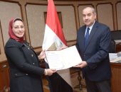 وزير الطيران المدنى يكرم رئيسة الإدارة المركزية للجودة السابقة