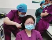 لماذا يتم قص شعر الممرضات بأماكن عزل المصابين بفيروس كورونا في الصين