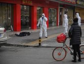 مشهد سقوط رجل ميتا وسط شارع بووهان تكشف مأساة فيروس كورونا 