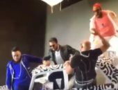 فيديو.. إصابة سعد لمجرد وأعضاء فرقة مغربية بعد سقوطهم من أعلى المسرح