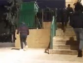 شرطة الاحتلال تعتدى على المصلين فى ساحة الأقصى بعد صلاة الفجر.. فيديو