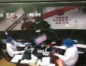 فيديو.. صينى مصاب بـ"كورونا" يعطس فى وجه طبيبين اعتراضا على نقص الأدوية