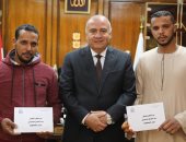 محافظ قنا يكرم شابين لشجاعتهما فى إنقاذ ركاب سيارة