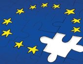 كاريكاتير صحيفة إماراتية.. بازل الاتحاد الأوروبى يتفكك بعد خروج بريطانيا