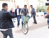 وزير الشباب يقود دراجة فى مشروع الدراجات التشاركية بجامعة الفيوم