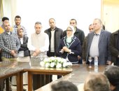 فيديو.. وزيرة الصحة تراجع مع الفرق الطبية الإجراءات الوقائية بالحجر الصحى