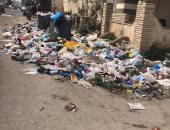 سكان شاطئ النخيل بالإسكندرية يشكون تراكم تلال من القمامة
