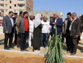 محافظ السويس يتابع تطوير شبكة الصرف الصحى والحدائق والرصف بالأحياء