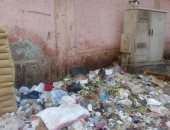 صور.. القمامة تحاصر أسوار مدرسة فاطمة الزهراء فى جزيرة بدران بروض الفرج