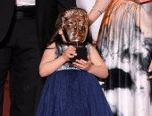 الطفلة السورية سما تحمل جائزة والدتها صاحبة الـ BAFTA لأفضل فيلم وثائقي
