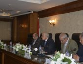 محافظ الجيزة لشركات النظافة: لست راضيا عن أداء الجمع السكنى